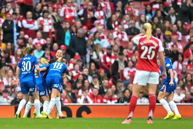 Chelsea Women celebrate Alyssa Thompson™s goal to give Chelsea Women a 1-0 lead early in the first half during the Women s Super League match between Arsenal Women and Chelsea Women at the Emirates Stadium, London, England on 8 November 2025. Copyright: xPhilxHutchinsonx 44250003