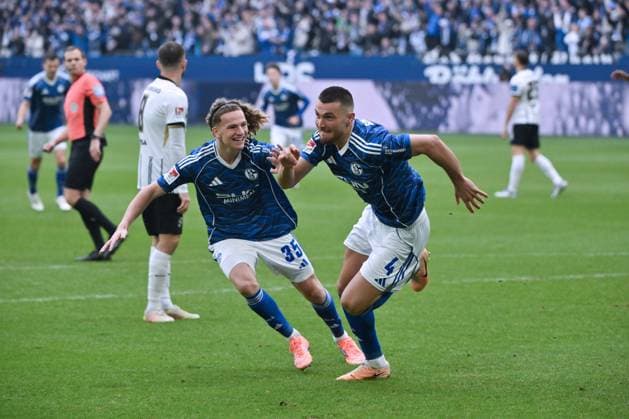 Jubel 1 0 Hasan Kurucay FC Schalke 04 , Hasan Kurucay, Mika Tom Wallentowitz FC Schalke 04 , v re 08 11 2025, Fußball 2 Bundesliga, Saison 2025 2026, 12 Spieltag, FC Schalke 04 SV Elversberg DFL regulations prohibit any use of photographs as image sequences and or quasi video Gelsenkirchen Veltins Arena Nordrhein Westfalen Germany Team2