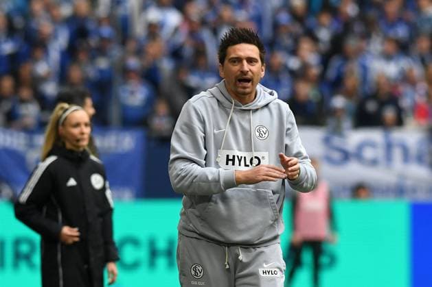 Trainer Vincent Wagner (SV 07 Elversberg) gestikuliert, gestik waehrend des Spiels der 2. Bundesliga zwischen FC Schalke 04 und SV Elversberg, Veltins-Arena am 08. November 2025 in Gelsenkirchen, Deutschland. (Foto von Ralf Treese DeFodi Images) +++ Trainer Vincent Wagner (SV 07 Elversberg) gestures during the 2. Bundesliga match between FC Schalke 04 and SV Elversberg at Veltins-Arena on November 8, 2025 in Gelsenkirchen, Germany. (Photo by Ralf Treese DeFodi Images) (Photo by Ralf Treese DeFodi Images) Coach Vincent Wagner SV 07 Elversberg gestures during the 2 Bundesliga match between FC Schalke 04 and SV Elversberg at Veltins Arena on November 8, 2025 in Gelsenkirchen, Germany, Germany Photo by Ralf Treese DeFodi Images Trainer Vincent Wagner SV 07 Elversberg gestures during the 2 Bundesliga match between FC Schalke 04 and SV Elversberg at Veltins Arena on November 8, 2025 in Gelsenkirchen, Germany Photo by Ralf Treese DeFodi Images Photo by Ralf Treese DeFodi Images