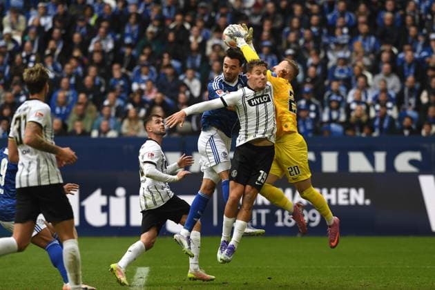 Kenan Karaman (FC Schalke 04), Lukas Pinckert (SV 07 Elversberg) und Torwart Nicolas Kristof (SV 07 Elversberg) im Zweikampf waehrend des Spiels der 2. Bundesliga zwischen FC Schalke 04 und SV Elversberg, Veltins-Arena am 08. November 2025 in Gelsenkirchen, Deutschland. (Foto von Ralf Treese DeFodi Images) +++ Kenan Karaman (FC Schalke 04), Lukas Pinckert (SV 07 Elversberg) und Torwart Nicolas Kristof (SV 07 Elversberg) battle for the ball during the 2. Bundesliga match between FC Schalke 04 and SV Elversberg at Veltins-Arena on November 8, 2025 in Gelsenkirchen, Germany. (Photo by Ralf Treese DeFodi Images) (Photo by Ralf Treese DeFodi Images) Kenan Karaman FC Schalke 04 , Lukas Pinckert SV 07 Elversberg and goalkeeper Nicolas Kristof SV 07 Elversberg in a duel during the 2 Bundesliga match between FC Schalke 04 and SV Elversberg, Veltins Arena on November 8, 2025 in Gelsenkirchen, Germany Photo by Ralf Treese DeFodi Images Kenan Karaman FC Schalke 04 , Lukas Pinckert SV 07 Elversberg and goalkeeper Nicolas Kristof SV 07 Elversberg battle for the ball during the 2 Bundesliga match between FC Schalke 04 and SV Elversberg at Veltins Arena on November 8, 2025 in Gelsenkirchen, Germany Photo by Ralf Treese DeFodi Images Photo by Ralf Treese DeFodi Images