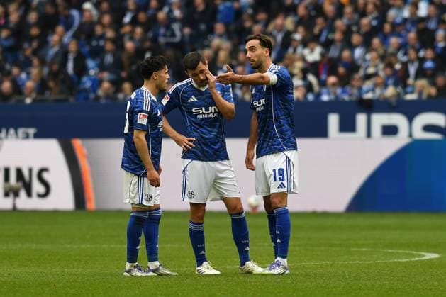 Soufiane El-Faouzi (FC Schalke 04), Ron Schallenberg (FC Schalke 04) und Kenan Karaman (FC Schalke 04) gestikuliert, gestik waehrend des Spiels der 2. Bundesliga zwischen FC Schalke 04 und SV Elversberg, Veltins-Arena am 08. November 2025 in Gelsenkirchen, Deutschland. (Foto von Ralf Treese DeFodi Images) +++ Soufiane El-Faouzi (FC Schalke 04), Ron Schallenberg (FC Schalke 04) und Kenan Karaman (FC Schalke 04) gestures during the 2. Bundesliga match between FC Schalke 04 and SV Elversberg at Veltins-Arena on November 8, 2025 in Gelsenkirchen, Germany. (Photo by Ralf Treese DeFodi Images) (Photo by Ralf Treese DeFodi Images) Soufiane El Faouzi FC Schalke 04 , Ron Schallenberg FC Schalke 04 and Kenan Karaman FC Schalke 04 gestures during the 2 Bundesliga match between FC Schalke 04 and SV Elversberg at Veltins Arena on November 8, 2025 in Gelsenkirchen, Germany Photo by Ralf Treese DeFodi Images Soufiane El Faouzi FC Schalke 04 , Ron Schallenberg FC Schalke 04 and Kenan Karaman FC Schalke 04 gestures during the 2 Bundesliga match between FC Schalke 04 and SV Elversberg at Veltins Arena on November 8, 2025 in Gelsenkirchen, Germany Photo by Ralf Treese DeFodi Images Photo by Ralf Treese DeFodi Images