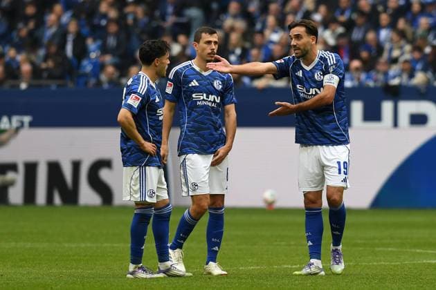 Soufiane El-Faouzi (FC Schalke 04), Ron Schallenberg (FC Schalke 04) und Kenan Karaman (FC Schalke 04) gestikuliert, gestik waehrend des Spiels der 2. Bundesliga zwischen FC Schalke 04 und SV Elversberg, Veltins-Arena am 08. November 2025 in Gelsenkirchen, Deutschland. (Foto von Ralf Treese DeFodi Images) +++ Soufiane El-Faouzi (FC Schalke 04), Ron Schallenberg (FC Schalke 04) und Kenan Karaman (FC Schalke 04) gestures during the 2. Bundesliga match between FC Schalke 04 and SV Elversberg at Veltins-Arena on November 8, 2025 in Gelsenkirchen, Germany. (Photo by Ralf Treese DeFodi Images) (Photo by Ralf Treese DeFodi Images) Soufiane El Faouzi FC Schalke 04 , Ron Schallenberg FC Schalke 04 and Kenan Karaman FC Schalke 04 gestures during the 2 Bundesliga match between FC Schalke 04 and SV Elversberg at Veltins Arena on November 8, 2025 in Gelsenkirchen, Germany Photo by Ralf Treese DeFodi Images Soufiane El Faouzi FC Schalke 04 , Ron Schallenberg FC Schalke 04 and Kenan Karaman FC Schalke 04 gestures during the 2 Bundesliga match between FC Schalke 04 and SV Elversberg at Veltins Arena on November 8, 2025 in Gelsenkirchen, Germany Photo by Ralf Treese DeFodi Images Photo by Ralf Treese DeFodi Images