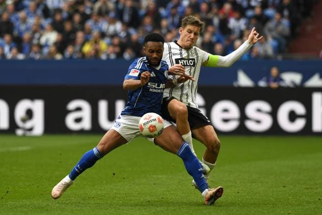 Moussa Sylla (FC Schalke 04) und Lukas Pinckert (SV 07 Elversberg) im Zweikampf waehrend des Spiels der 2. Bundesliga zwischen FC Schalke 04 und SV Elversberg, Veltins-Arena am 08. November 2025 in Gelsenkirchen, Deutschland. (Foto von Ralf Treese DeFodi Images) +++ Moussa Sylla (FC Schalke 04) und Lukas Pinckert (SV 07 Elversberg) battle for the ball during the 2. Bundesliga match between FC Schalke 04 and SV Elversberg at Veltins-Arena on November 8, 2025 in Gelsenkirchen, Germany. (Photo by Ralf Treese DeFodi Images) (Photo by Ralf Treese DeFodi Images) Moussa Sylla FC Schalke 04 and Lukas Pinckert SV 07 Elversberg battle for the ball during the 2 Bundesliga match between FC Schalke 04 and SV Elversberg, Veltins Arena on November 08, 2025 in Gelsenkirchen, Germany, Germany Photo by Ralf Treese DeFodi Images Moussa Sylla FC Schalke 04 and Lukas Pinckert SV 07 Elversberg battle for the ball during the 2 Bundesliga match between FC Schalke 04 and SV Elversberg at Veltins Arena on November 8, 2025 in Gelsenkirchen, Germany Photo by Ralf Treese DeFodi Images Photo by Ralf Treese DeFodi Images