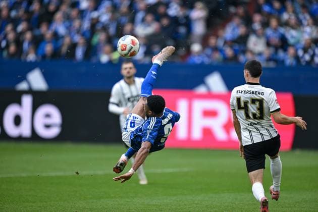 08 11 2025, Football, 2 Bundesliga, Season 2025 2026, Matchday 12, FC Schalke 04 SV Elversberg, Overhead kick Moussa Sylla FC Schalke 04 xRHR PHOTO YYx Copyright: KROEGER RHR-FOTOx RHR-FOTO YY