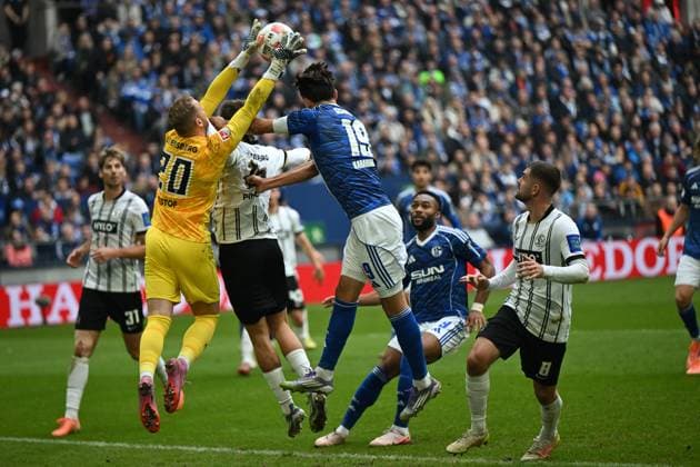 Germany, Soccer, 2 Bundesliga, Matchday 12, 2025 2026, FC Schalke 04 vs SV Elversberg, 08 11 2025, Veltins Arena, Gelsenkirchen, Germany, Nicolas Kristof SV Elversberg, 20 intercepts the ball in front of Kenan Karaman FC Schalke 04, 19 Copyright: xMarkusxVerwimpx