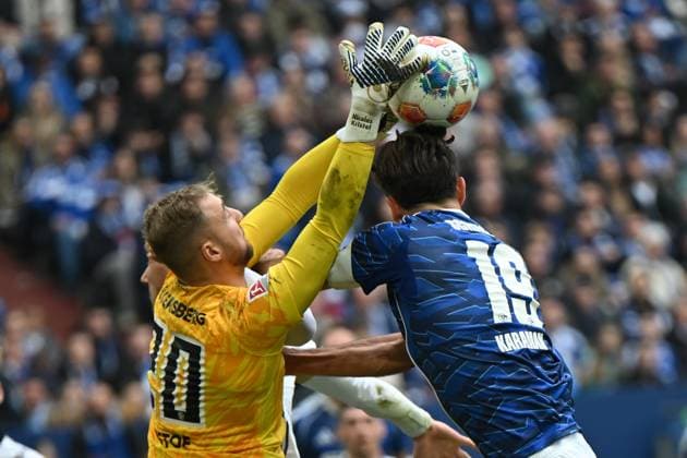 Germany, Soccer, 2 Bundesliga, Matchday 12, 2025 2026, FC Schalke 04 vs SV Elversberg, 08 11 2025, Veltins Arena, Gelsenkirchen, Germany, Nicolas Kristof SV Elversberg, 20 intercepts the ball in front of Kenan Karaman FC Schalke 04, 19 Copyright: xMarkusxVerwimpx