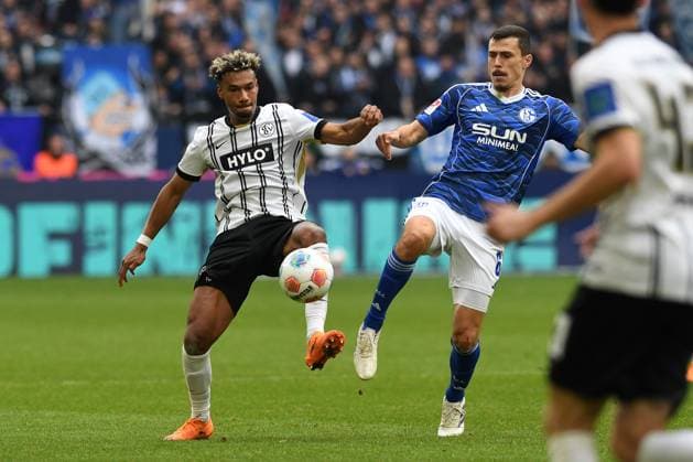 Bambase Conte (SV 07 Elversberg) und Ron Schallenberg (FC Schalke 04) im Zweikampf waehrend des Spiels der 2. Bundesliga zwischen FC Schalke 04 und SV Elversberg, Veltins-Arena am 08. November 2025 in Gelsenkirchen, Deutschland. (Foto von Ralf Treese DeFodi Images) +++ Bambase Conte (SV 07 Elversberg) und Ron Schallenberg (FC Schalke 04) battle for the ball during the 2. Bundesliga match between FC Schalke 04 and SV Elversberg at Veltins-Arena on November 8, 2025 in Gelsenkirchen, Germany. (Photo by Ralf Treese DeFodi Images) (Photo by Ralf Treese DeFodi Images) Bambase Conte SV 07 Elversberg and Ron Schallenberg FC Schalke 04 battle for the ball during the 2 Bundesliga match between FC Schalke 04 and SV Elversberg, Veltins Arena on November 08, 2025 in Gelsenkirchen, Germany, Germany Photo by Ralf Treese DeFodi Images Bambase Conte SV 07 Elversberg and Ron Schallenberg FC Schalke 04 battle for the ball during the 2 Bundesliga match between FC Schalke 04 and SV Elversberg at Veltins Arena on November 8, 2025 in Gelsenkirchen, Germany Photo by Ralf Treese DeFodi Images Photo by Ralf Treese DeFodi Images
