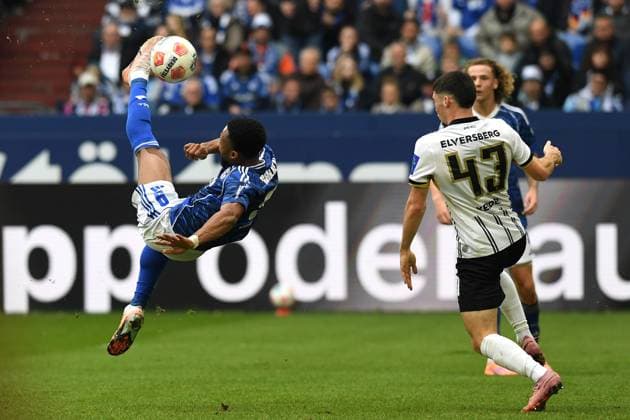 Moussa Sylla (FC Schalke 04) in Aktion, am Ball, Einzelaktion waehrend des Spiels der 2. Bundesliga zwischen FC Schalke 04 und SV Elversberg, Veltins-Arena am 08. November 2025 in Gelsenkirchen, Deutschland. (Foto von Ralf Treese DeFodi Images) +++ Moussa Sylla (FC Schalke 04) controls the ball during the 2. Bundesliga match between FC Schalke 04 and SV Elversberg at Veltins-Arena on November 8, 2025 in Gelsenkirchen, Germany. (Photo by Ralf Treese DeFodi Images) (Photo by Ralf Treese DeFodi Images) Moussa Sylla FC Schalke 04 in action, on the ball, single action during the 2 Bundesliga match between FC Schalke 04 and SV Elversberg, Veltins Arena on November 8, 2025 in Gelsenkirchen, Germany, Germany Photo by Ralf Treese DeFodi Images Moussa Sylla FC Schalke 04 controls the ball during the 2 Bundesliga match between FC Schalke 04 and SV Elversberg at Veltins Arena on November 8, 2025 in Gelsenkirchen, Germany Photo by Ralf Treese DeFodi Images Photo by Ralf Treese DeFodi Images