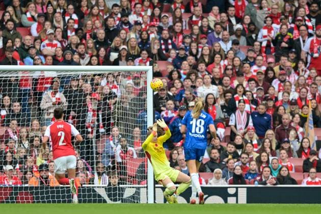 Daphne Van Domselaar of Arsenal Women makes an important save during the Women s Super League match between Arsenal Women and Chelsea Women at the Emirates Stadium, London, England on 8 November 2025. Copyright: xPhilxHutchinsonx 44250013