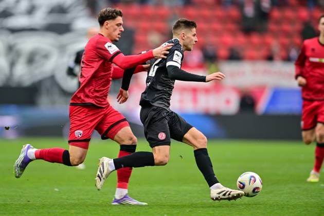 v li Dennis Kaygin FC Ingolstadt, 10 Michael Kostka Essen, 2 in duel, duel, tackle, dynamic, action, action, 08 11 2025, Ingolstadt Germany , Football, 3 Liga, FC Ingolstadt 04 Rot Weiss Essen, DFB DFL REGULATIONS PROHIBIT ANY USE OF PHOTOGRAPHS AS IMAGE SEQUENCES AND OR QUASI VIDEO xslx