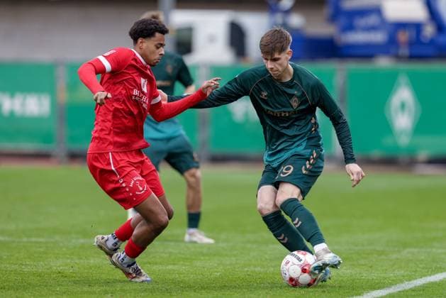 from left Jordi Njoya FSV Schöningen, 29 and Paul Levi Wagner SV Werder Bremen II, 29 in duel, duel, dynamics, action, action, match scene, 08 11 2025, Bremen Germany , Soccer, Regionalliga Nord, SV Werder Bremen II FSV Schöningen xobx