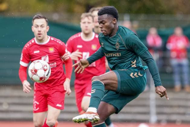 Princewell Mbock SV Werder Bremen II, 18 on the ball, single image, full body, action, action, game scene, 08 11 2025, Bremen Germany , Football, Regionalliga Nord, SV Werder Bremen II FSV Schöningen xobx