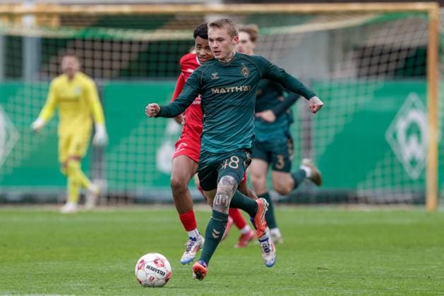 Isak Hansen Aaroen Aaröen, SV Werder Bremen II, 48 on the ball, single image, full body, action, action scene, 08 11 2025, Bremen Germany , Football, Regionalliga Nord, SV Werder Bremen II FSV Schöningen xobx