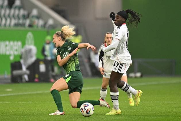 Soccer I Women I Season 2025 2026 I Bundesliga I Matchday 10 I VfL Wolfsburg Eintracht Frankfurt I 08 11 2025 duel Lena Lattwein 8, VfL Wolfsburg v Etonam Nicole Anyomi 19, Eintracht Frankfurt Wolfsburg Volkswagen Arena Lower Saxony Germany Copyright: xLobeca InesxHähnelx