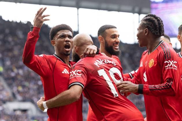 Tottenham Hotspur v Manchester United, ManU Premier League, Football, Tottenham Hotspur Stadium, London, UK - 08 Nov 2025 Goal. Bryan Mbeumo of Manchester United celebrates with teammates after he scores the first goal of the game London Tottenham Hotspur Stadium Tottenham GBR, UK NEWSPAPERS OUT Copyright: xEllixBirchx
