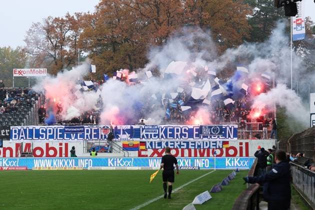 08 11 2025, Football, Men, Regionalliga Nord, Matchday 18, SV Meppen BSV Kickers Emden Fanblock Emden Pyrotechnics
