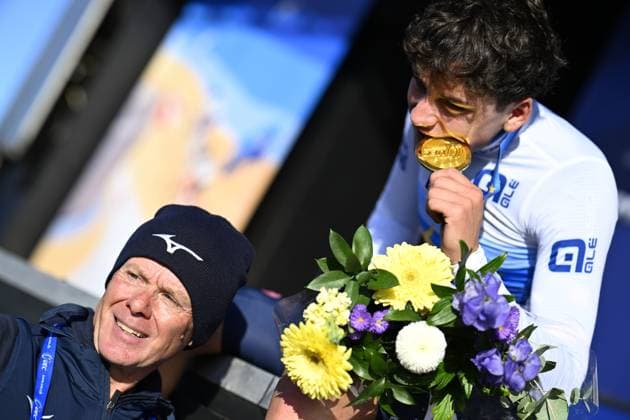Italian Mattia Agostinacchio celebrates on the podium after winning the U23 men race at the UEC Cyclocross European Championships, Saturday 08 November 2025, in Middelkerke. JASPERxJACOBS  x140172752x