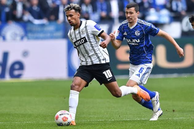 Soccer 2 Bundesliga 12 Matchday FC Schalke 04 SV Elversberg on 08 11 2025 at the Veltins Arena in Gelsenkirchen Bambase Conte Elversberg , front Ron Schallenberg Schalke , back DFL regulations prohibit any use of photographs as image sequences and or quasi video xRx
