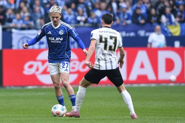 Soccer 2 Bundesliga 12 Matchday FC Schalke 04 SV Elversberg on 08 11 2025 at the Veltins Arena in Gelsenkirchen Finn Porath Schalke , back Felix Keidel Elversberg , front DFL regulations prohibit any use of photographs as image sequences and or quasi video xRx