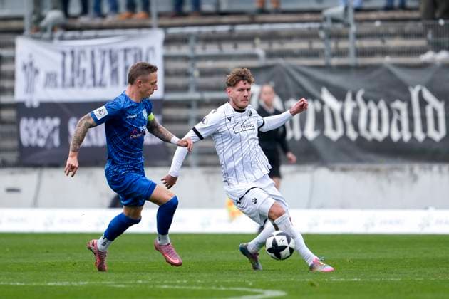 v li Marco Kehl Gomez SGV, 10 , Jahn Herrmann SVS, 10 , duel, duel, tackle, tackling, dynamics, action, action, 08 11 2025, Sandhausen Germany , Football, Regionalliga Südwest, SV Sandhausen SGV Freiberg xozx