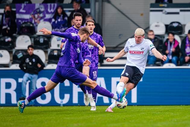 v l Luan Simnica FC Erzgebirge Aue, 05 , Ryan Malone FC Erzgebirge Aue, 16 , Pascal Fallmann FC Erzgebirge Aue, 17 GER, SC Verl vs FC Erzgebirge Aue, Football, 3 Liga, Matchday 14, Season 2025 2026, 08 11 2025 DFL Regulations prohibit any use of photographers as image sequences and or quasi video GER, SC Verl vs FC Erzgebirge Aue, Fußball, 3 Liga, 14 Spieltag, Spielzeit 2025 2026, 08 11 2025 Verl Copyright: xEibner-Pressefoto JanxRollingerx EP_JSK