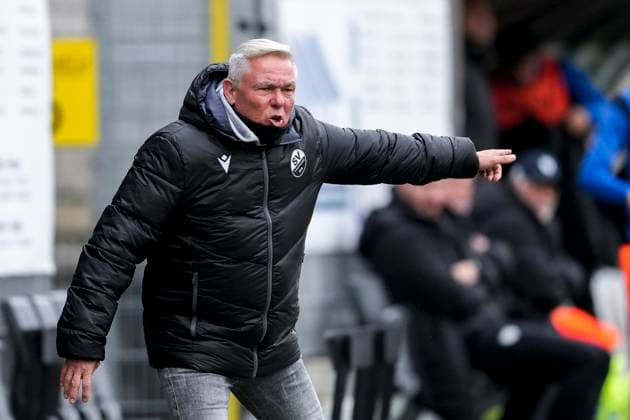 Olaf Janßen Janssen, coach, head coach, SVS , gives instructions, gestures, gesticulates with arms, single picture, single photo, action, action, 08 11 2025, Sandhausen Germany , Football, Regionalliga Südwest, SV Sandhausen SGV Freiberg xozx