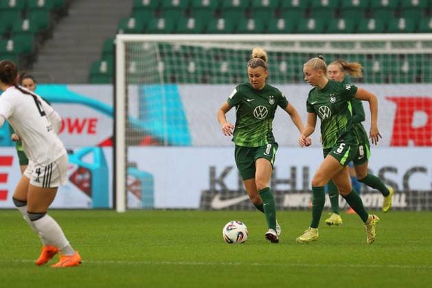 VfL Frankfurt, BL Frauen Wolfsburg, 08 11 2025, FUßBALL VfL Wolfsburg vs Eintracht Frankfurt, Google Pixel Frauen Bundesliga, Saison 2025 26 Lena Lattwein VfL Wolfsburg Wolfsburg