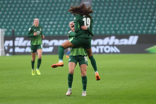 VfL Frankfurt, BL Frauen Wolfsburg, 08 11 2025, FUßBALL VfL Wolfsburg vs Eintracht Frankfurt, Google Pixel Frauen Bundesliga, Saison 2025 26 Kessya Bussy VfL Wolfsburg cheers with Janou Levels VfL Wolfsburg after her goal to make it 1 0 Wolfsburg