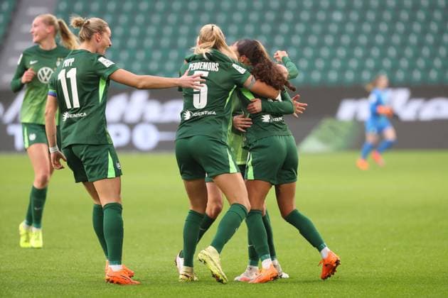 VfL Frankfurt, BL Frauen Wolfsburg, 08 11 2025, FUßBALL VfL Wolfsburg vs Eintracht Frankfurt, Google Pixel Frauen Bundesliga, Saison 2025 26 Kessya Bussy VfL Wolfsburg cheers with the team after her goal to make it 1 0 Wolfsburg