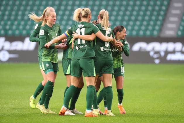 VfL Frankfurt, BL Frauen Wolfsburg, 08 11 2025, FUßBALL VfL Wolfsburg vs Eintracht Frankfurt, Google Pixel Frauen Bundesliga, Saison 2025 26 Kessya Bussy VfL Wolfsburg cheers with the team after her goal to make it 1 0 Wolfsburg