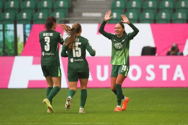 VfL Frankfurt, BL Frauen Wolfsburg, 08 11 2025, FUßBALL VfL Wolfsburg vs Eintracht Frankfurt, Google Pixel Frauen Bundesliga, Saison 2025 26 Kessya Bussy VfL Wolfsburg cheers with the team after her goal to make it 1 0 Wolfsburg