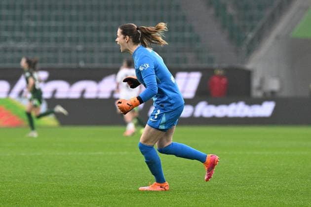 Soccer I Women I Season 2025 2026 I Bundesliga I 10 Matchday I VfL Wolfsburg Eintracht Frankfurt I 08 11 2025 Goal celebration Stina Johannes 1, VfL Wolfsburg after Bussy put the Wolfsburg women 1 0 in the lead Crop, close-up, portrait, portrait, single photo, single image, body Wolfsburg Volkswagen Arena Lower Saxony Germany Copyright: xLobeca InesxHähnelx