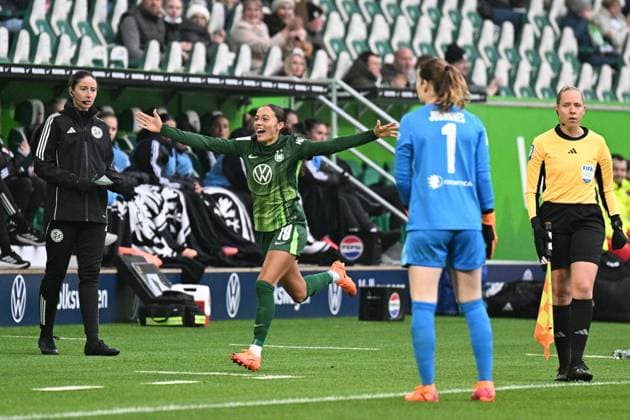 Soccer I Women I Season 2025 2026 I Bundesliga I 10 Matchday I VfL Wolfsburg Eintracht Frankfurt I 08 11 2025 Goal celebration Kessya Bussy 19, VfL Wolfsburg after her goal for 1 0 Crop, close-up, portrait, portrait, single photo, single image, body Wolfsburg Volkswagen Arena Lower Saxony Germany Copyright: xLobeca InesxHähnelx