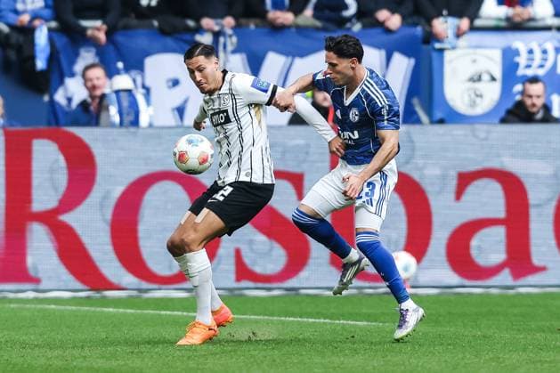 Sport, Football, 2 Bundesliga Season 2025 2026 12 Matchday FC Schalke 04 SV Elversberg 08 11 2025, VELTINS Arena Younes Ebnoutalib SV Elversberg, 22 Soufiane El Faouzi Schalke 04, 23 Zweikampf Gelsenkirchen VELTINS Arena Nordrhein Westfalen Germany