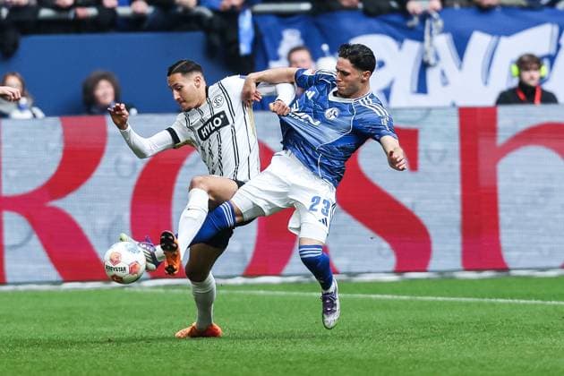 Sport, Football, 2 Bundesliga Season 2025 2026 12 Matchday FC Schalke 04 SV Elversberg 08 11 2025, VELTINS Arena Younes Ebnoutalib SV Elversberg, 22 Soufiane El Faouzi Schalke 04, 23 Zweikampf Gelsenkirchen VELTINS Arena Nordrhein Westfalen Germany