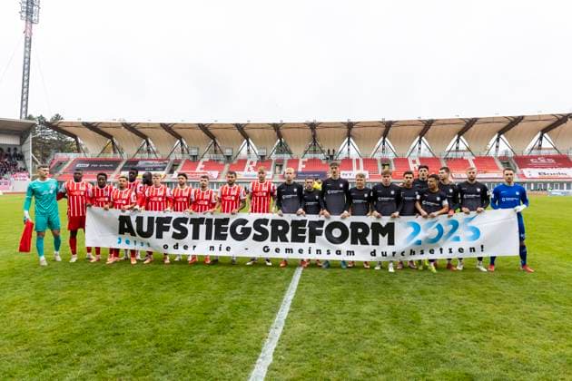 Regionalliga Nordost FC Rot Weiß Erfurt vs FSV Zwickau Erfurt 08 11 2025 Promotion reform 2025 FC Rot Weiß Erfurt and FSV Zwickau Regionalliga Nordost FC Rot Weiß Erfurt vs FSV Zwickau Steigerwaldstadion Erfurt 08 11 2025 Copyright: xBEAUTIFULxSPORTS Duehringx