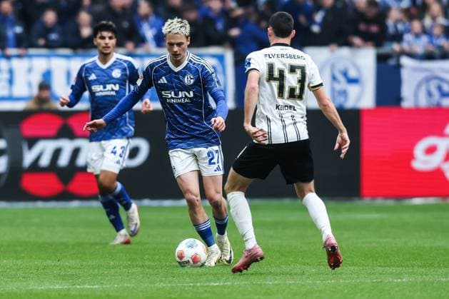 Sport, Football, 2 Bundesliga Season 2025 2026 12 Matchday FC Schalke 04 SV Elversberg 08 11 2025, VELTINS Arena Finn Porath FC Schalke 04, 27 Felix Keidel SV Elversberg, 43 Gelsenkirchen VELTINS Arena Nordrhein Westfalen Germany