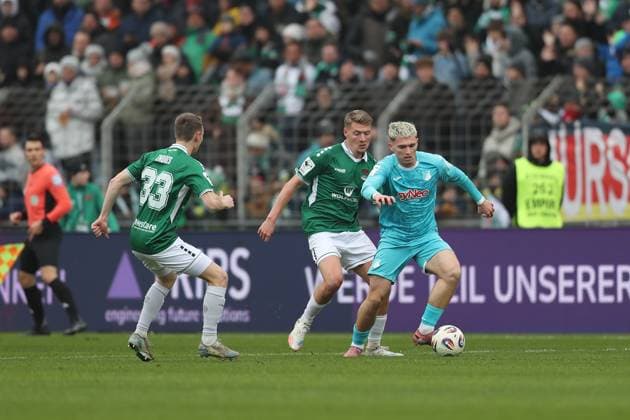 Paul Hennrich Paul Hennrich 11, TSG Hoffenheim II in duel with Pius Johannes Krätschmer 23, 1 FC Schweinfurt 1905 and Joshua Endres 33, 1 FC Schweinfurt 1905 , DFL DFB REGULATES PROHIBIT ANY USE OF PHOTOGRAPHS AS IMAGE SEQUENCES AND OR QUASI VIDEO Schweinfurt Sachs Stadion Bayern Germany