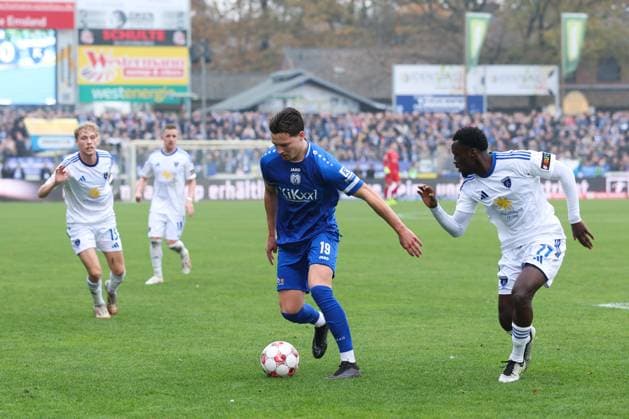 08 11 2025, Football, Men, Regionalliga Nord, Matchday 18, SV Meppen BSV Kickers Emden Emanuel Adou white 27 BSV Kickers Emden in duel with Luis Sprekelmeyer 19 SV Meppen