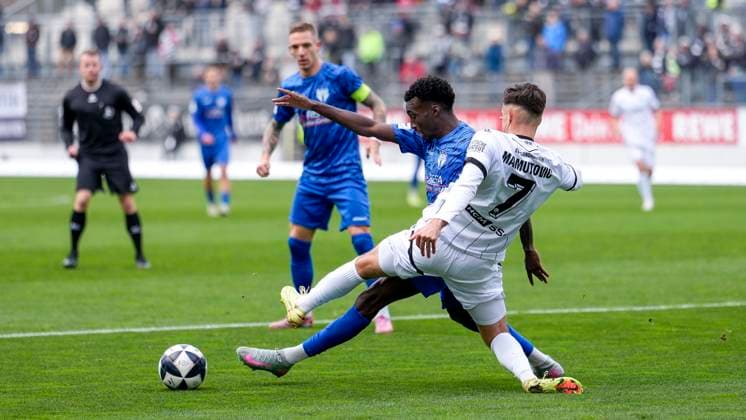 v li Abou Dramane Ballo SGV, 27 , David Mamutovic SVS, 7 , duel, duel, tackle, tackling, dynamics, action, action, 08 11 2025, Sandhausen Germany , Football, Regionalliga Südwest, SV Sandhausen SGV Freiberg xozx