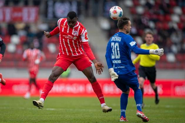 GER, Erfurt, Soccer, Regionalliga Nordost, Matchday 15, FC Rot Weiss Erfurt vs FSV Zwickau in the picture from l Obed Chidindu Ugondu FC Rot Weiß Erfurt 13 , Lucas Hiemann FSV Zwickau 30 , Duel after a kick from the goalkeeper 08 11 2025, Steigerwaldstadion Erfurt DFB REGULATIONS PROHIBIT ANY USE OF PHOTOGRAPHS AS IMAGE SEQUENCES AND OR QUASI VIDEO, Copyright: HMBxMedia PaulxFritz