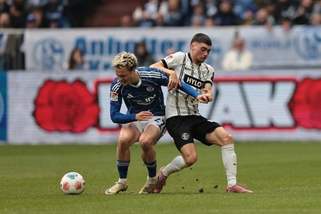 Finn Porath FC Schalke 04 and Tom Zimmerschied SV 07 Elversberg at the match of the 2 Bundesliga season 2025 26 FC Schalke 04 SV 07 Elversberg Copyright Thomas Pakusch Copyright: Thomas Pakusch