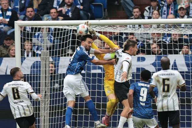 Bambase Conte SV 07 Elversberg can still fend off the BAll in the match of the 2 Bundesliga season 2025 26 FC Schalke 04 SV 07 Elversberg Copyright Thomas Pakusch Copyright: Thomas Pakusch