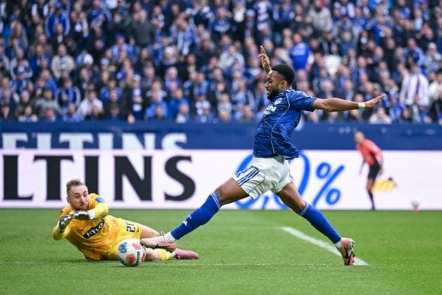 08 11 2025, Football, 2 Bundesliga, Season 2025 2026, Matchday 12, FC Schalke 04 SV Elversberg, Goal chance Moussa Sylla FC Schalke 04 r Nicolas Kristof SV Elversberg , xRHR PHOTO YYx Copyright: KROEGER RHR-FOTOx RHR-FOTO YY