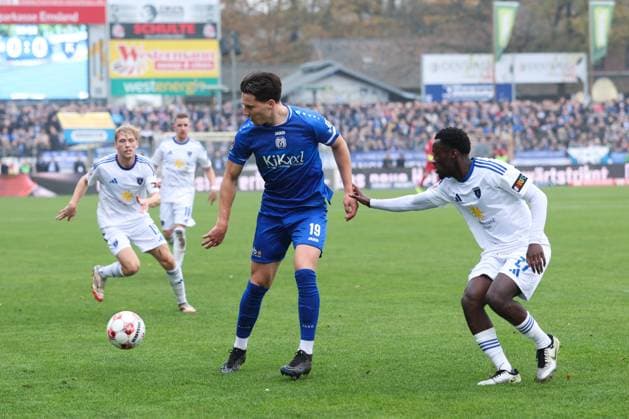 08 11 2025, Football, Men, Regionalliga Nord, Matchday 18, SV Meppen BSV Kickers Emden Emanuel Adou white 27 BSV Kickers Emden in duel with Luis Sprekelmeyer 19 SV Meppen