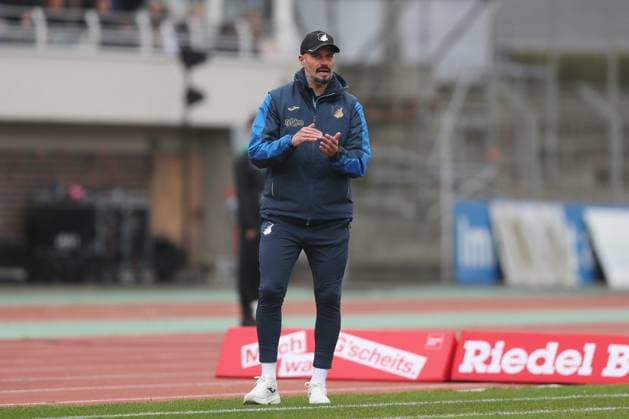 Stefan Kleineheismann Stefan Kleineheismann Head Coach, TSG Hoffenheim II gestures, arms, hands, DFL DFB REGULATES PROHIBIT ANY USE OF PHOTOGRAPHS AS IMAGE SEQUENCES AND OR QUASI VIDEO Schweinfurt Sachs Stadion Bayern Germany