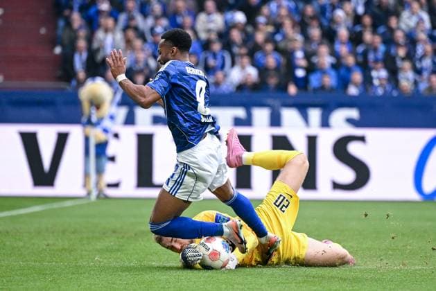 08 11 2025, Football, 2 Bundesliga, Season 2025 2026, Matchday 12, FC Schalke 04 SV Elversberg, Goal chance Moussa Sylla FC Schalke 04 r Nicolas Kristof SV Elversberg , xRHR PHOTO YYx Copyright: KROEGER RHR-FOTOx RHR-FOTO YY
