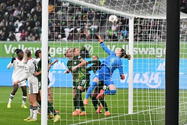 Soccer I Women I Season 2025 2026 I Bundesliga I Matchday 10 I VfL Wolfsburg Eintracht Frankfurt I 08 11 2025 Stina Johannes 1, VfL Wolfsburg clears the corner kick on the line Wolfsburg Volkswagen Arena Niedersachsen Germany Copyright: xLobeca InesxHähnelx