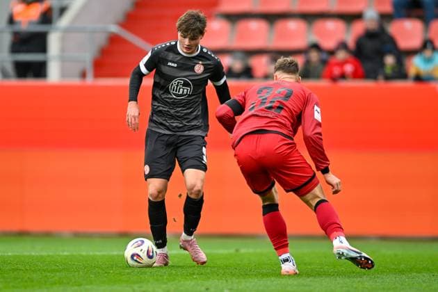 v li Jaka Cuber Potocnik Essen, 9 Simon Lorenz FC Ingolstadt, 32 in duel, duel, tackle, dynamics, action, action, 08 11 2025, Ingolstadt Germany , Football, 3 Liga, FC Ingolstadt 04 Rot Weiss Essen, DFB DFL REGULATIONS PROHIBIT ANY USE OF PHOTOGRAPHS AS IMAGE SEQUENCES AND OR QUASI VIDEO xslx