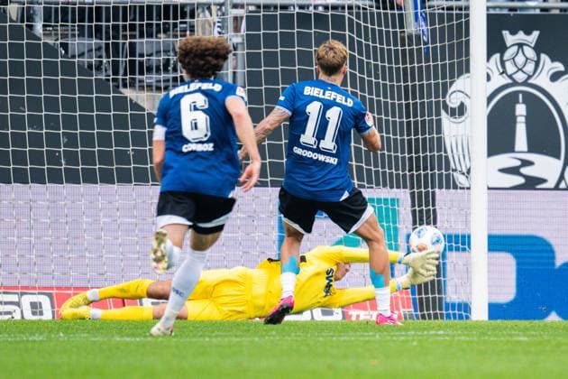 08 11 2025 Soccer, 2025 2026, 2 Bundesliga, Matchday 12, DSC Arminia Bielefeld Karlsruher SC R Joel Grodowski Bielefeld scores the 1 0 goal from the penalty spot before M Hans Christian Bernat Karlsruhe DFL REGULATIONS PROHIBIT ANY USE OF PHOTOGRAPHS AS IMAGE SEQUENCES AND OR QUASI VIDEO